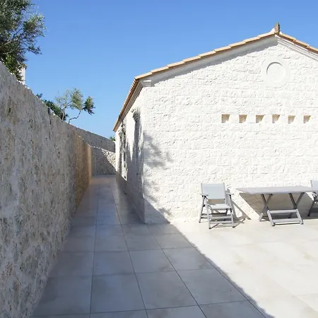 Kampaki Stone Villa *